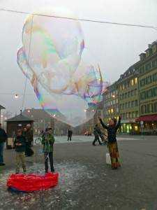 Riesenseifenblasen mit Seifenblasen-Spielzeug Großer Drilling