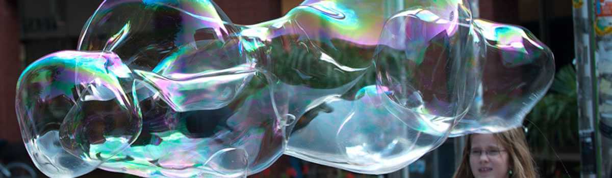Riesenseifenblasen Straßenkunst Bubblebo Seifenblasenfabrik