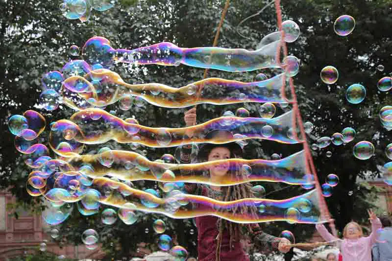 Seifenblasenfabrik 2 100 Bubbler in Action Spielzeug für viele Seifenblasen