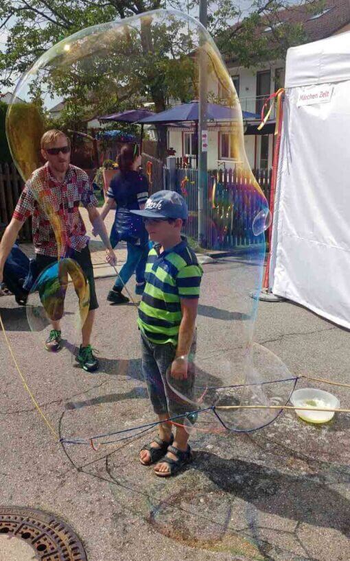 Spielzeug zum Einschließen in eine Seifenblase