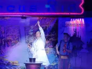 Seifenblasenfabrik 12 Weihnachtszirkus Rio Artistik Bubblebo 6 Rio Artistik Weihnachtszirkus Seifenblasenshow Bubblebo 2025